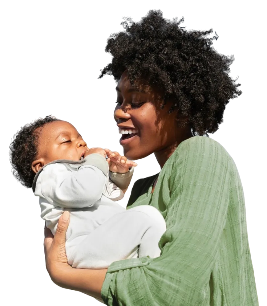 Mulher sorrindo com um bebe de colo